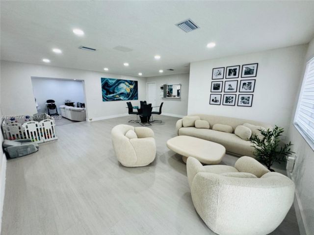 [PHOTO]