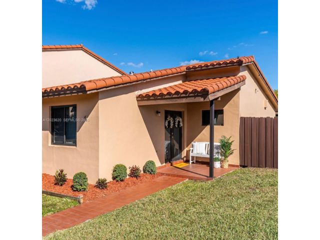  3 BR,  2.00 BTH &nbsp;Townhouse style home in Miami