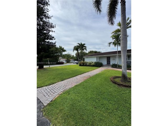  3 BR,  3.00 BTH &nbsp; style home in Biscayne Park