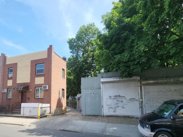  4 BR,  3.00 BTH &nbsp;Townhouse style home in Elmhurst
