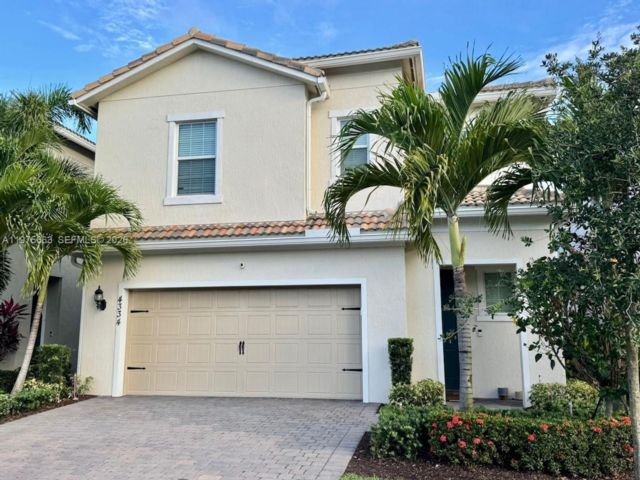  3 BR,  3.00 BTH &nbsp; style home in Hollywood