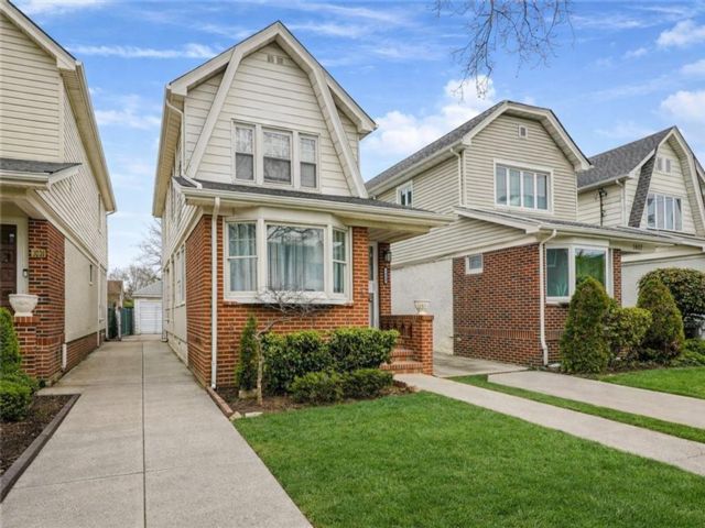  3 BR,  3.00 BTH &nbsp;Single family style home in Madison