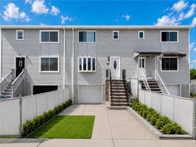  3 BR,  2.00 BTH &nbsp;Single family style home in Midland Beach