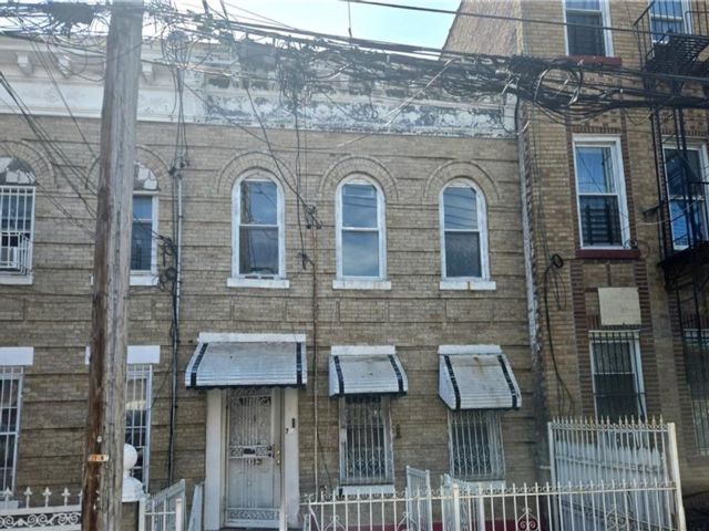  5 BR,  2.00 BTH &nbsp;Multi-family style home in East New York