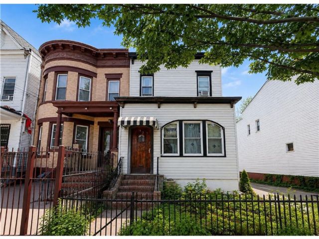  3 BR,  2.00 BTH &nbsp;Single family style home in Cypress Hills