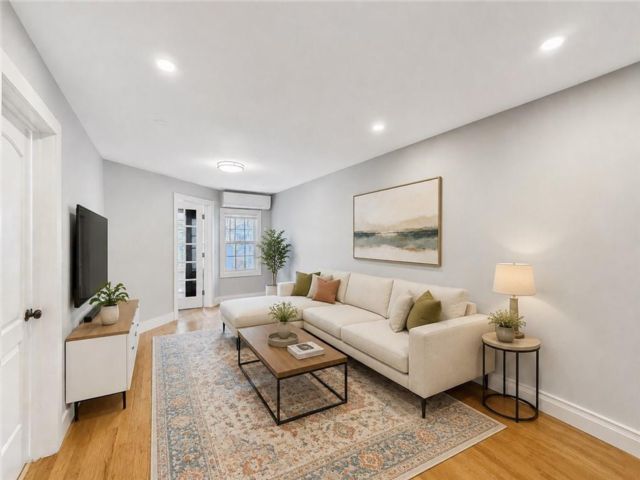  3 BR,  2.00 BTH &nbsp;Single family style home in South Jamaica
