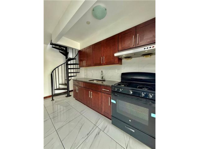  2 BR,  2.00 BTH &nbsp;Multi-family style home in Sunset Park