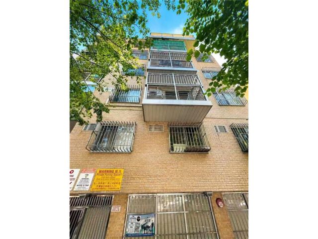  2 BR,  1.00 BTH &nbsp;Condominium style home in Sunset Park