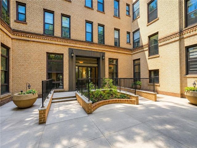  1 BR,  1.00 BTH &nbsp;Co-op style home in Bay Ridge