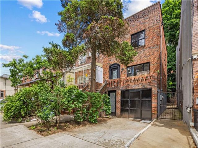 4 BR,  3.00 BTH &nbsp;Multi-family style home in Midwood