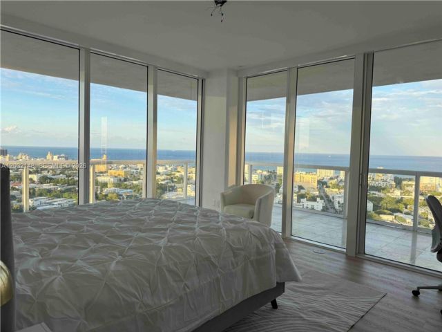 [PHOTO]