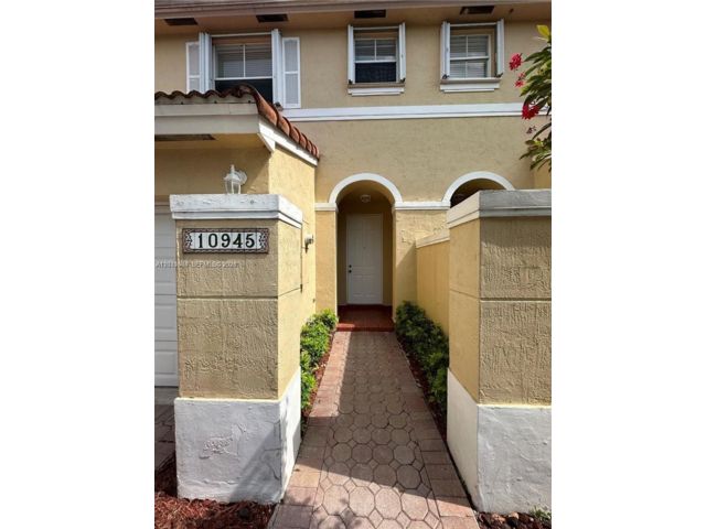  2 BR,  2.50 BTH &nbsp;Townhouse style home in Medley