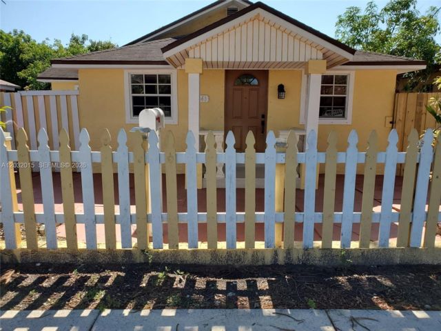  3 BR,  2.00 BTH &nbsp; style home in El Portal