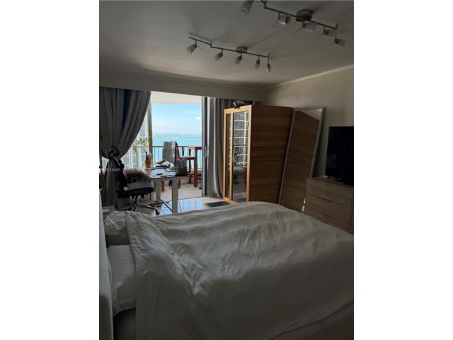 [PHOTO]
