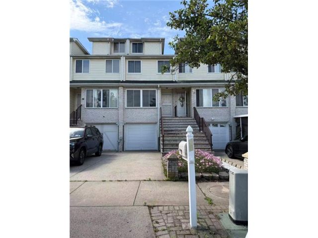  3 BR,  2.00 BTH &nbsp;Single family style home in Arden Heights