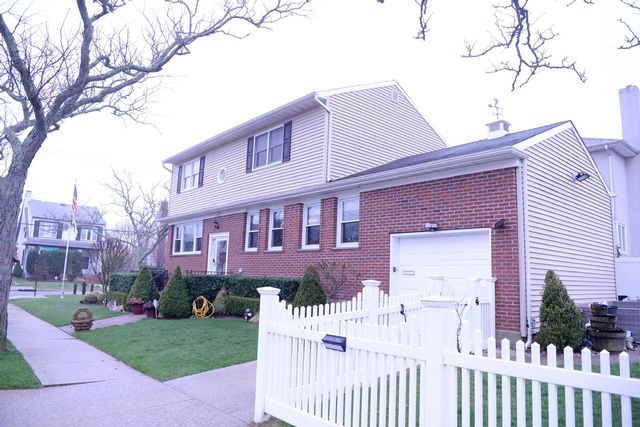  3 BR,  2.50 BTH &nbsp;2 story style home in Neponsit