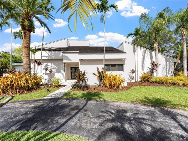  5 BR,  3.50 BTH &nbsp; style home in Palmetto Bay