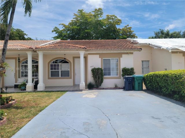  3 BR,  2.00 BTH &nbsp;Villa style home in Miami