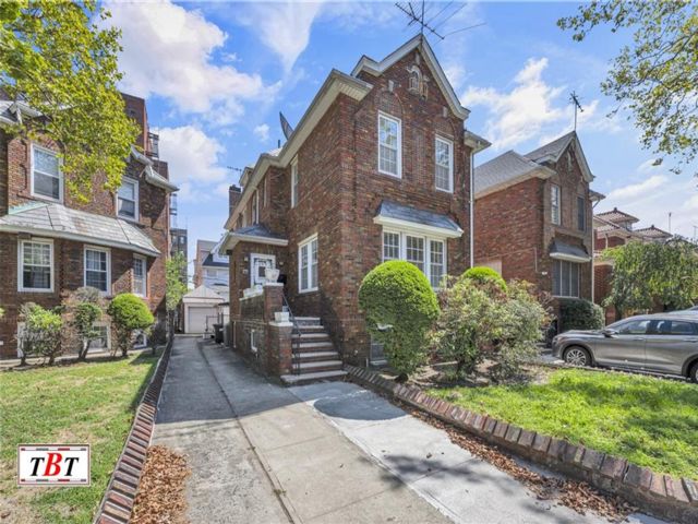  4 BR,  3.00 BTH &nbsp;Single family style home in Madison