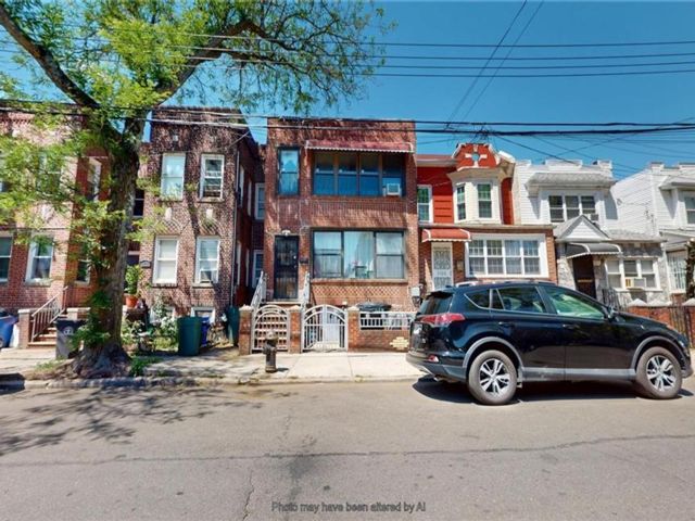  6 BR,  3.00 BTH &nbsp;Multi-family style home in East Flatbush