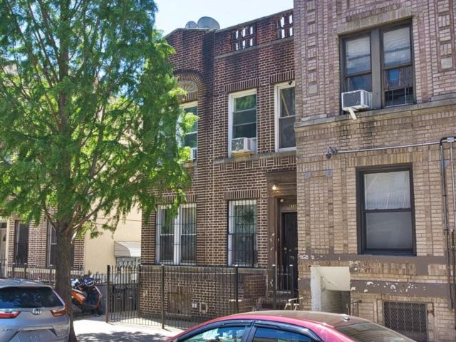  8 BR,  4.00 BTH &nbsp;Multi-family style home in Sunset Park