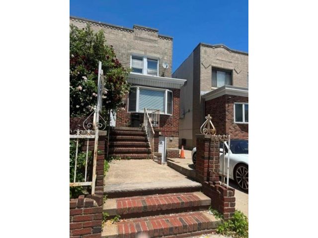  3 BR,  3.00 BTH &nbsp;Single family style home in Bensonhurst
