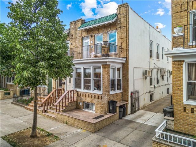  6 BR,  3.00 BTH &nbsp;Multi-family style home in Bay Ridge