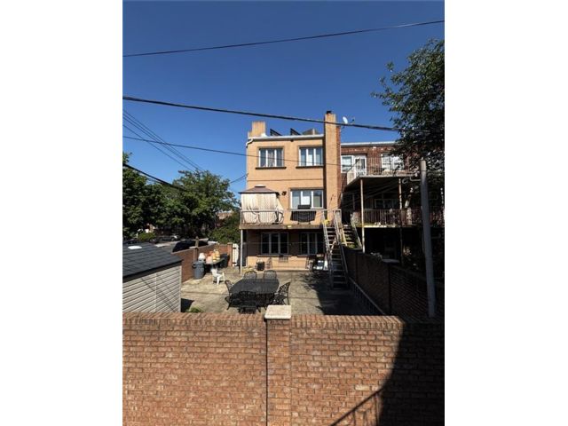 6 BR,  0.00 BTH &nbsp;Multi-family style home in Gravesend