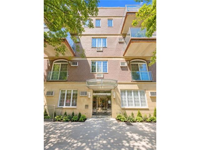  3 BR,  2.00 BTH &nbsp;Condominium style home in Bensonhurst