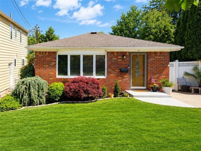  3 BR,  2.00 BTH &nbsp;Single family style home in Eltingville