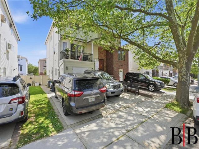  4 BR,  3.00 BTH &nbsp;Single family style home in Bergen Beach