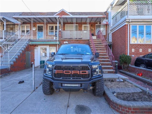  6 BR,  0.00 BTH &nbsp;Multi-family style home in Mill Basin