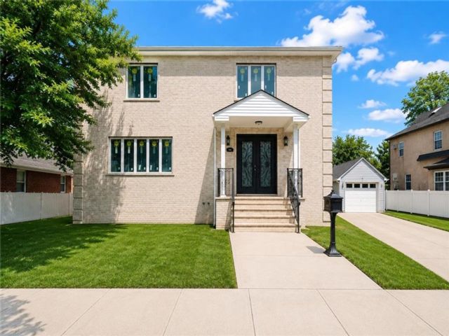  5 BR,  7.00 BTH &nbsp;Single family style home in Oakwood