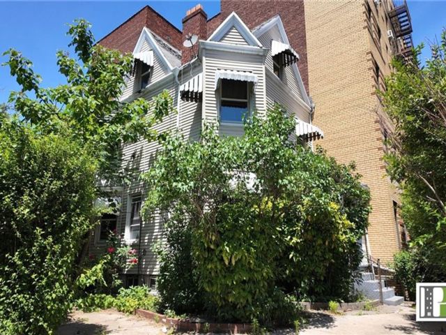  4 BR,  1.50 BTH &nbsp;Single family style home in Flatbush