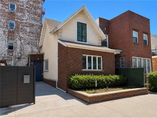  2 BR,  3.00 BTH &nbsp;Single family style home in Midwood