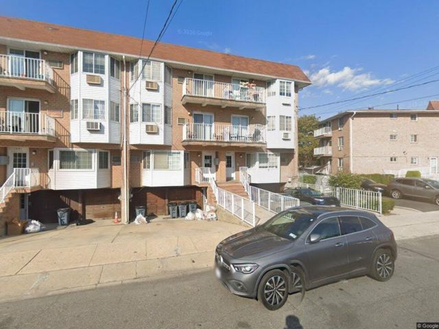  3 BR,  2.00 BTH &nbsp;Condominium style home in Canarsie