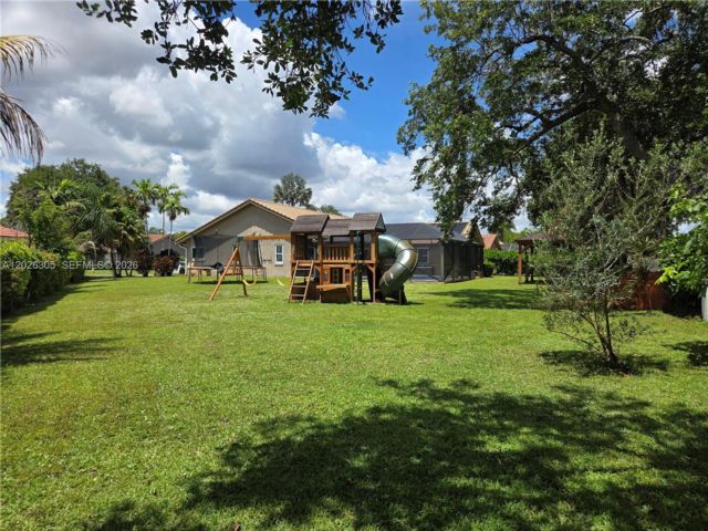  4 BR,  2.00 BTH &nbsp;European style home in Coral Springs