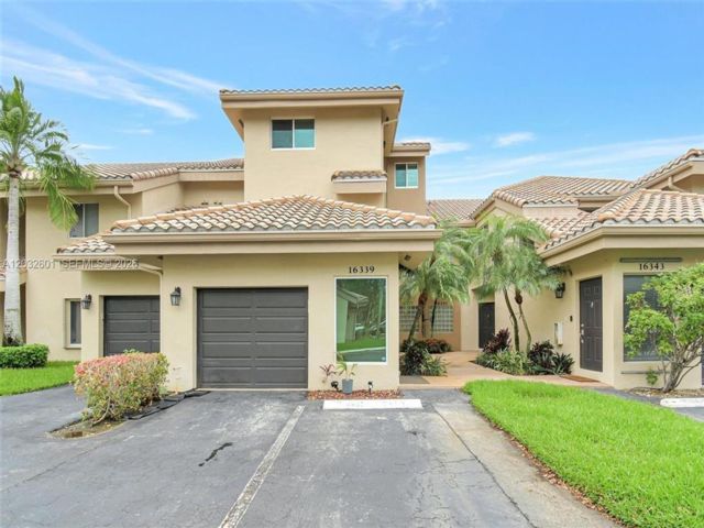  4 BR,  3.00 BTH &nbsp;Townhouse style home in Weston