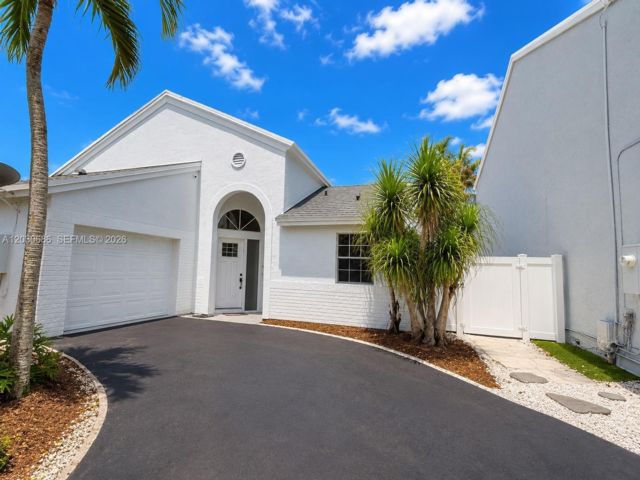 3 BR,  2.00 BTH &nbsp; style home in Davie