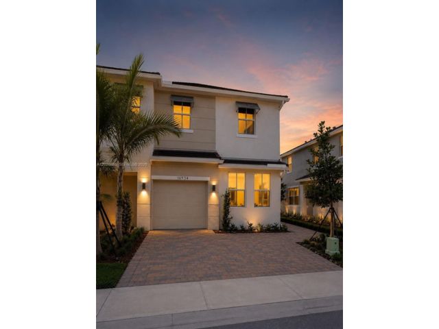  4 BR,  3.00 BTH &nbsp; style home in Hollywood