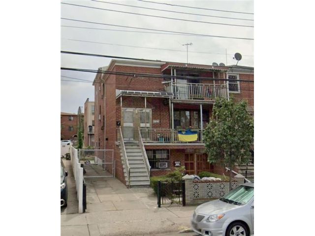  8 BR,  0.00 BTH &nbsp;Multi-family style home in Gravesend