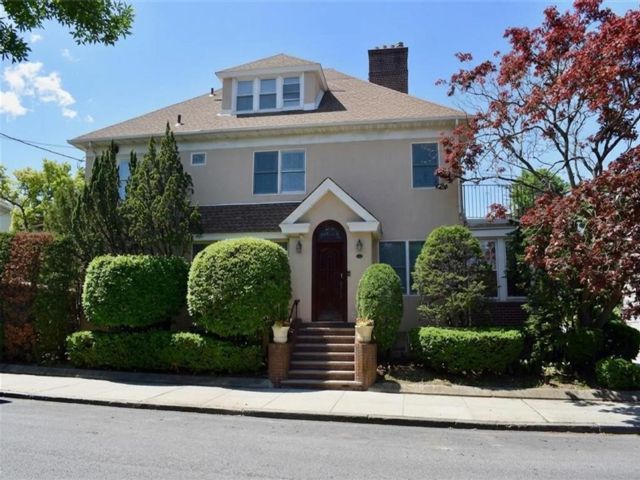  4 BR,  3.00 BTH &nbsp;Single family style home in Bay Ridge
