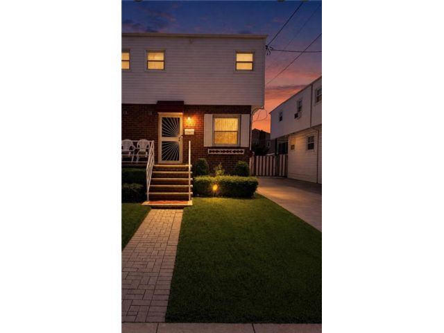  3 BR,  3.00 BTH &nbsp;Single family style home in Canarsie