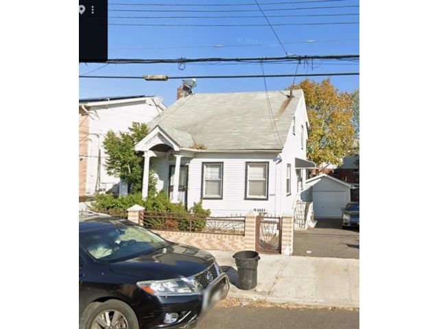  3 BR,  2.00 BTH &nbsp;Single family style home in Canarsie