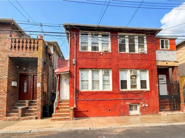  4 BR,  2.00 BTH &nbsp;Multi-family style home in Brighton Beach
