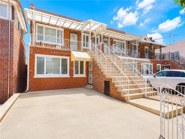  4 BR,  2.00 BTH &nbsp;Multi-family style home in Bath Beach