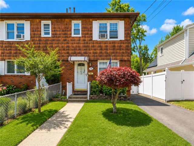  3 BR,  2.00 BTH &nbsp;Single family style home in Oakwood