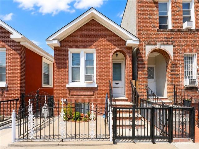 4 BR,  2.00 BTH &nbsp;Single family style home in Bensonhurst