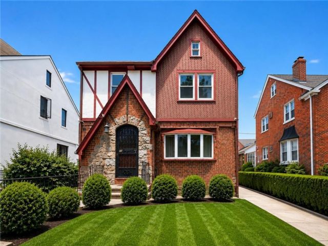  3 BR,  3.00 BTH &nbsp;Single family style home in Manhattan Beach