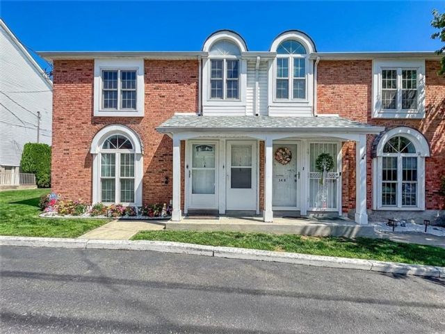  2 BR,  2.00 BTH &nbsp;Condominium style home in Eltingville